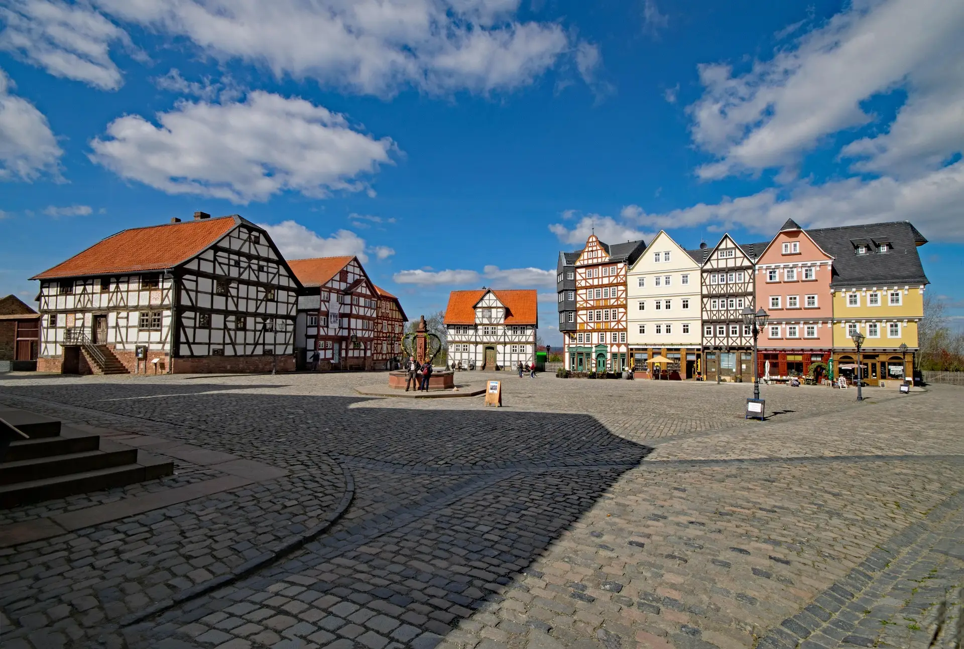 Hessenpark in Neu-Anspach mit Fachwerkhäusern und Brunnen